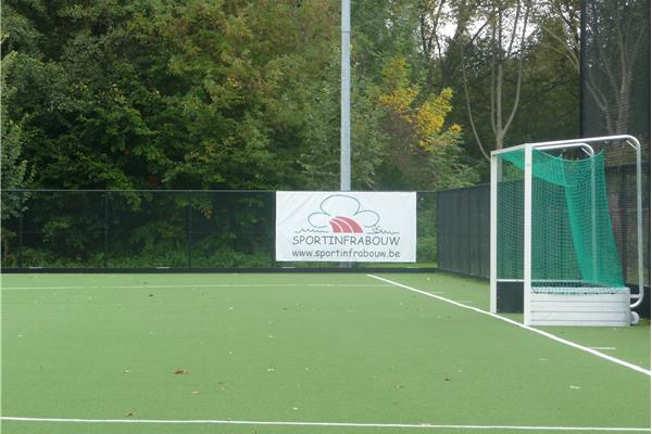 Aanleg kunstgras hockeyveld semi-water - Sportinfrabouw NV